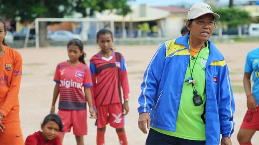 El fútbol es un salvavidas para los adolescentes camboyanos queer