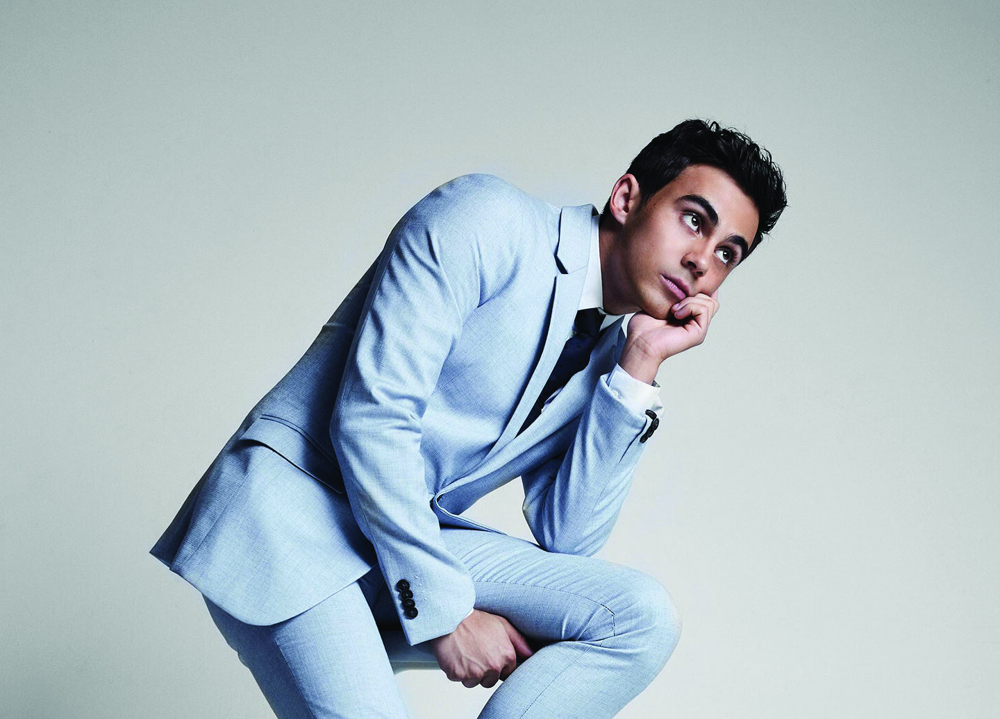 El actor Tyler Álvarez quiere que "trabajes en tu felicidad" en su mensaje de orgullo