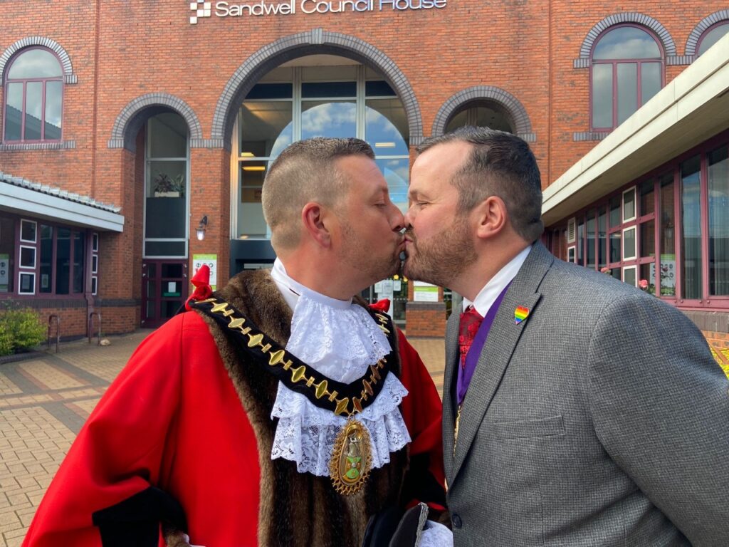 El alcalde gay de Sandwell en Inglaterra anima a las personas queer a perseguir sus sueños