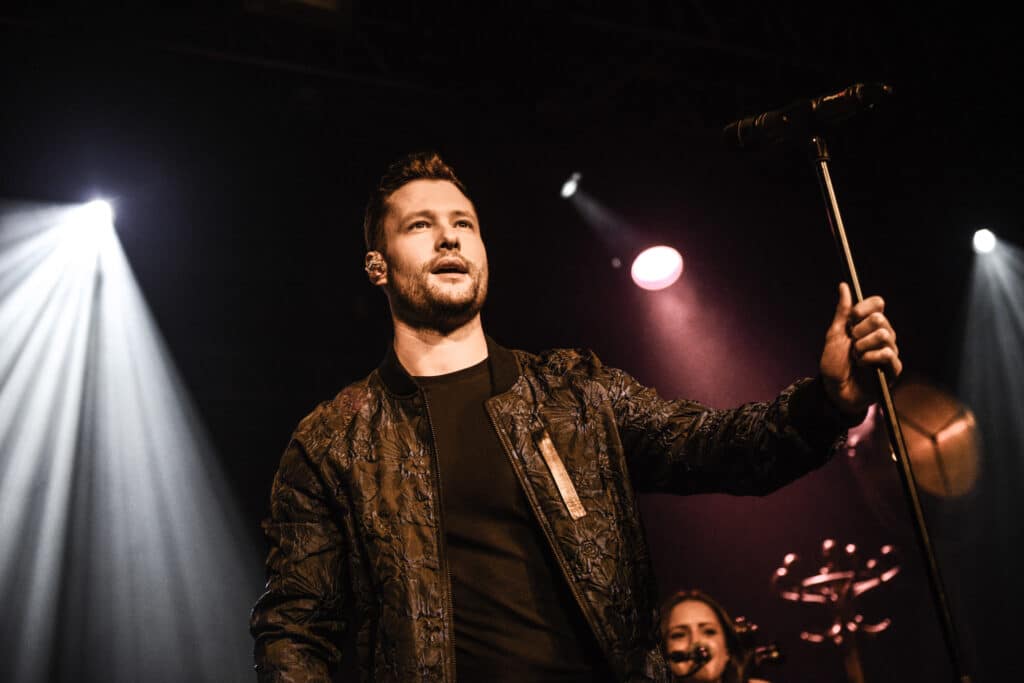 El cantante Calum Scott cuenta como sus amigos le abandonaron al salir del armario