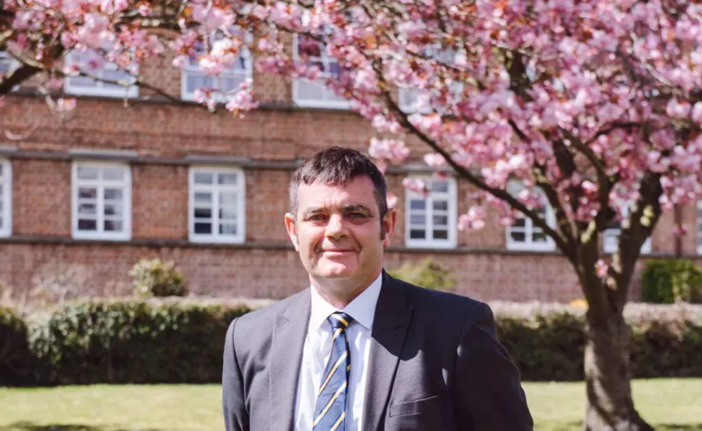 El director de la escuela recibe el aplauso de todo el colegio tras declararse gay en la asamblea