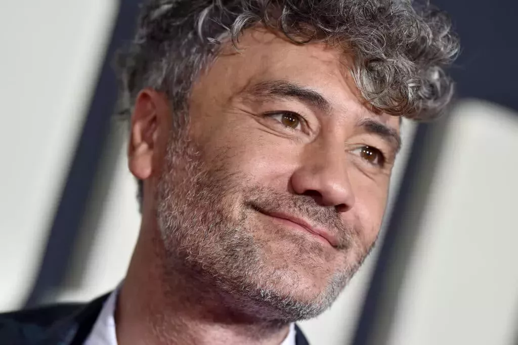 El director de Thor: Amor y Trueno, Taika Waititi, cree que 'sale muy gay'
