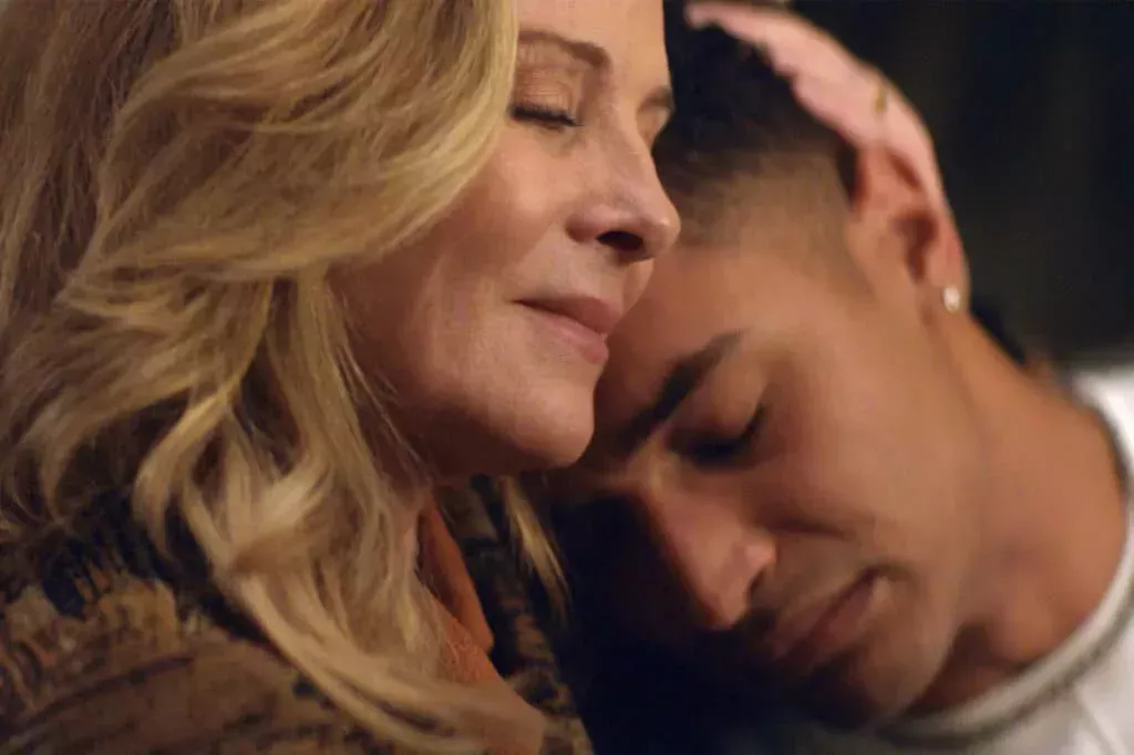 El nuevo guionista de Queer as Folk habla de la aliada definitiva Kim Cattrall y del reinicio de la era del Twitter gay