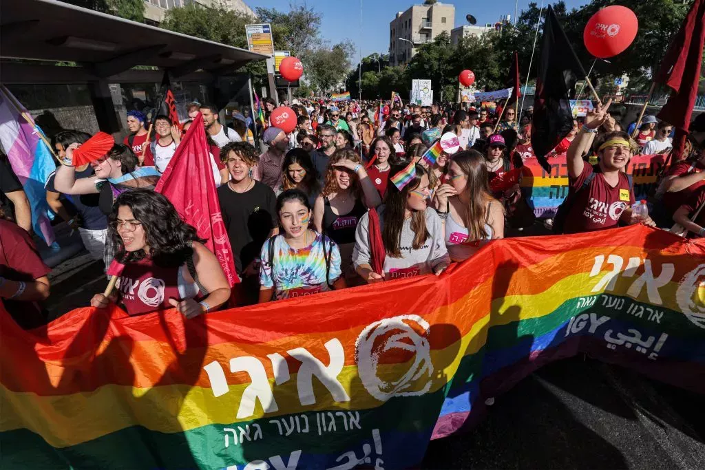 El Orgullo de Jerusalén marcha desafiante tras las amenazas de muerte enviadas al organizador y a los políticos