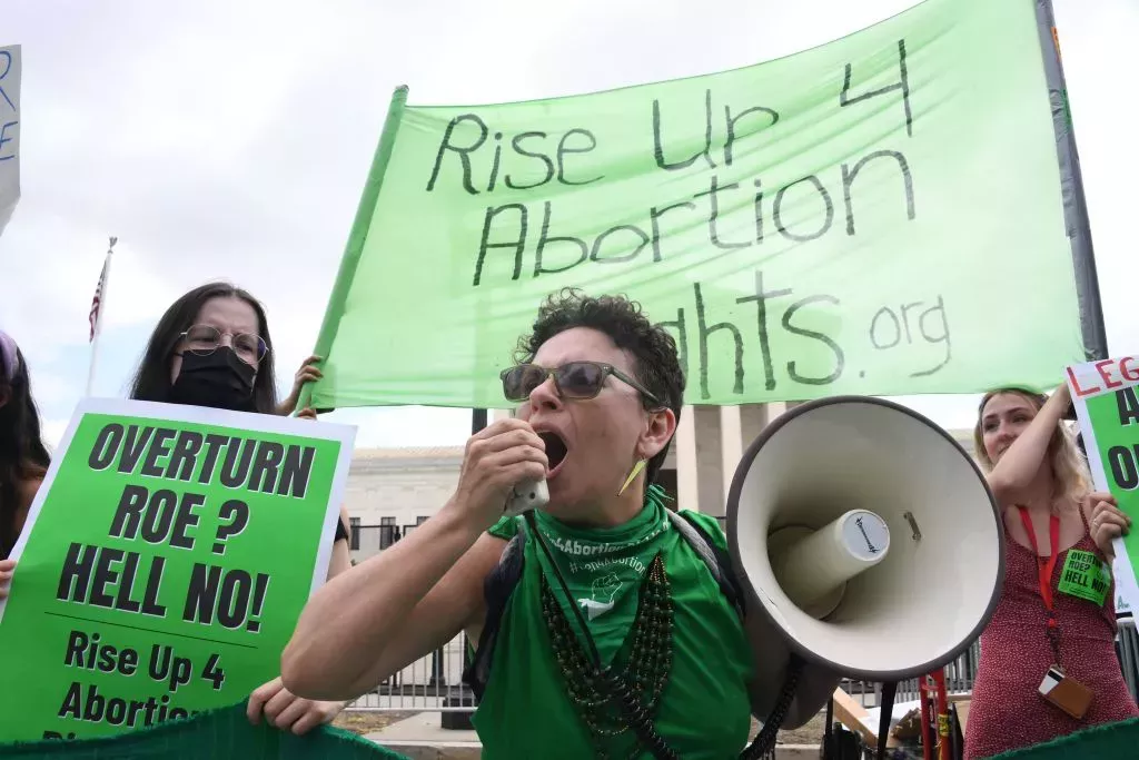 El Tribunal Supremo anula el caso Roe contra Wade, destruyendo el derecho al aborto en todo EE.UU.