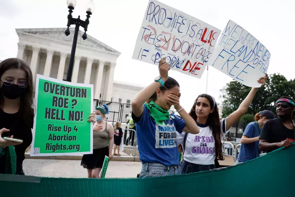 El Tribunal Supremo anula el caso Roe contra Wade, destruyendo el derecho al aborto en todo EE.UU.