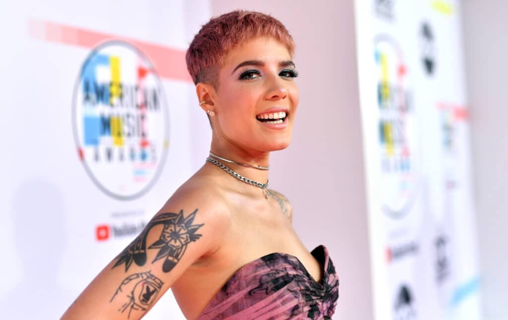 Halsey gana la batalla a su discográfica tras la polémica en TikTok