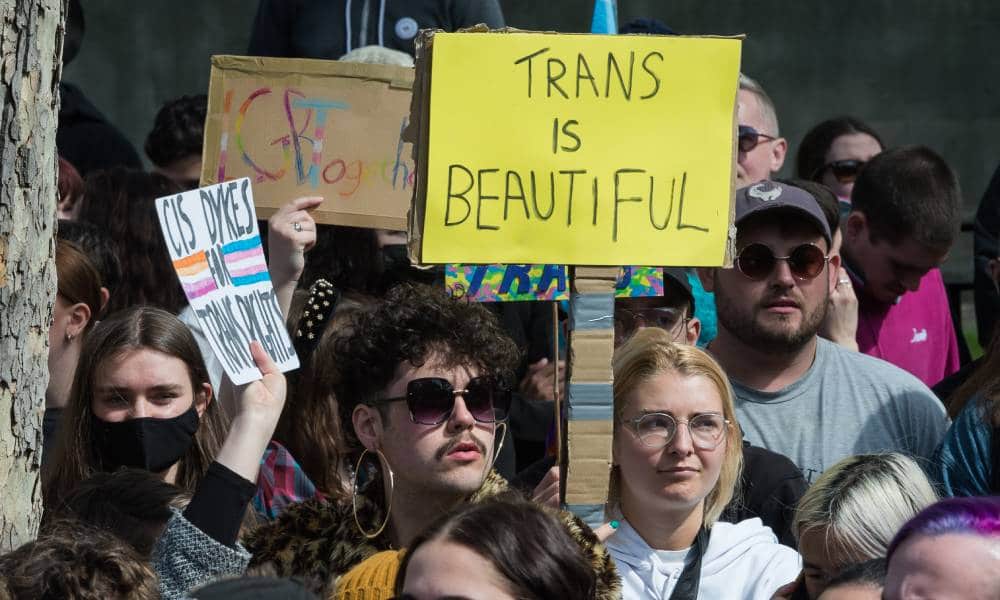 El jefe de Stonewall afirma que las personas trans no son dañinas para el colectivo queer