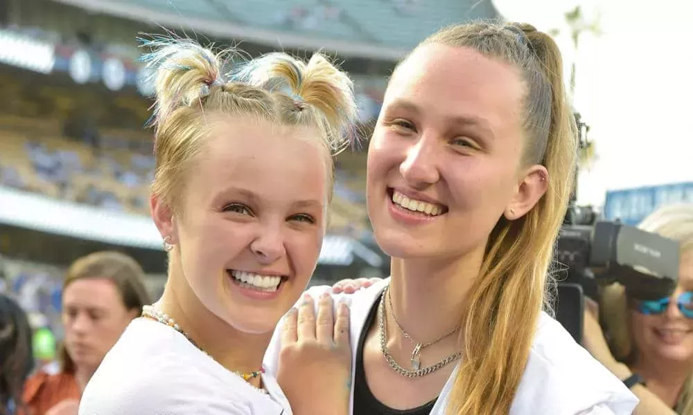 JoJo Siwa y Kylie Prew adorablemente captados por la cámara de besos durante el evento de béisbol LGBTQ+