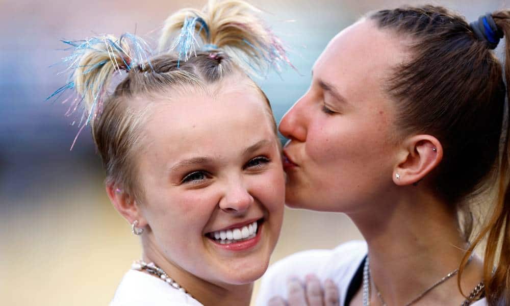 JoJo Siwa y Kylie Prew comparten su amor en un evento de beisbol LGTB+