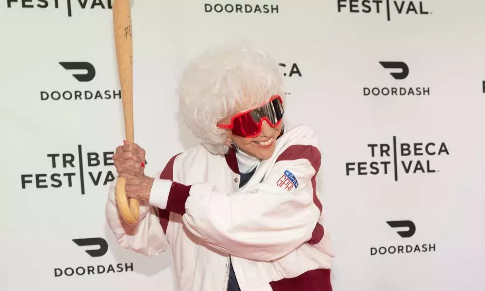 La leyenda del béisbol que inspiró A League of Their Own sale del armario como gay a los 95 años