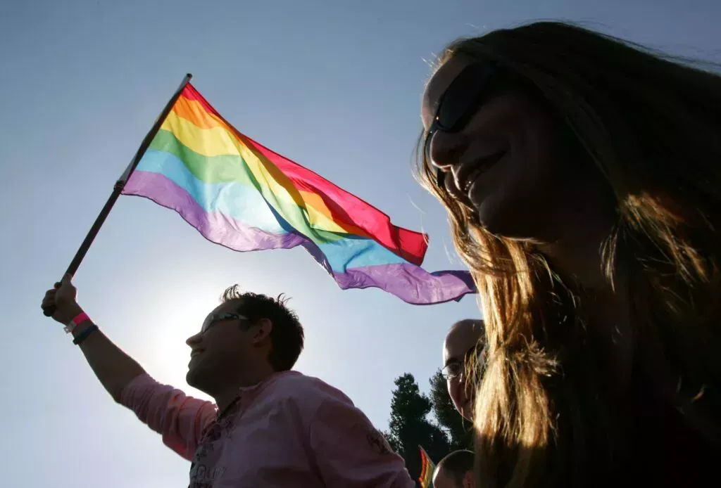 La Marcha del Orgullo termina en violencia cuando una banda roba la bandera LGBTQ+ y ataca a la multitud