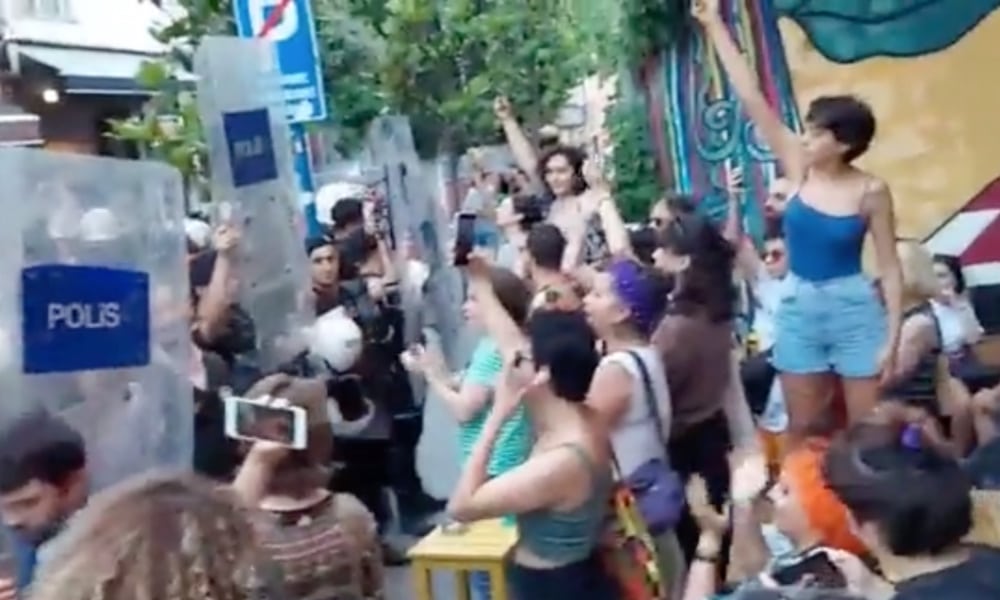 El Orgullo de Estambul es reprimido por la policía de forma violenta