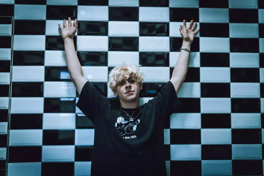 La sensación del pop punk NOAHFINNCE explica por qué simplemente se ríe de los transfóbicos