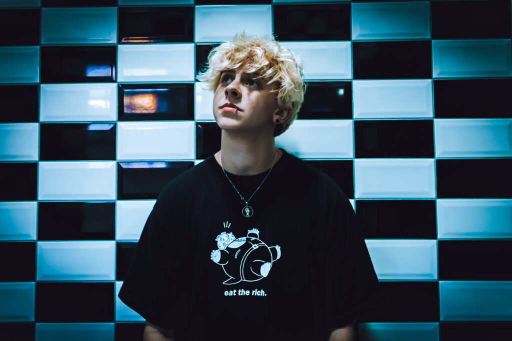 El cantante de pop punk NOAHFINNCE lanza un mensaje a los tránsfobos