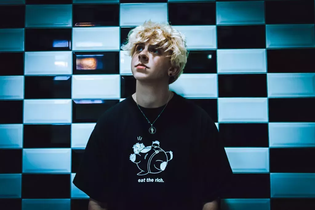 La sensación del pop punk NOAHFINNCE explica por qué simplemente se ríe de los transfóbicos