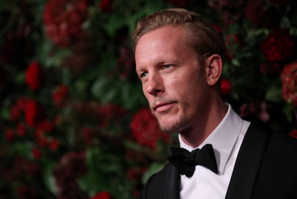 Laurence Fox suspendido temporalmente de Twitter tras publicar una esvástica LGBTQ+