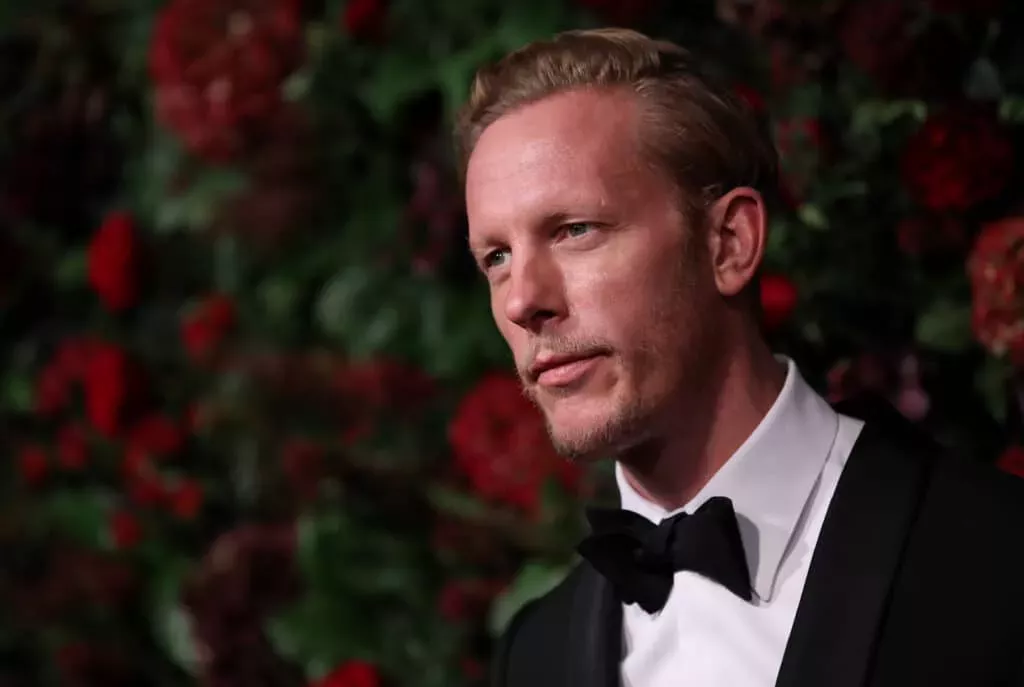 Laurence Fox suspendido temporalmente de Twitter tras publicar una esvástica LGBTQ+