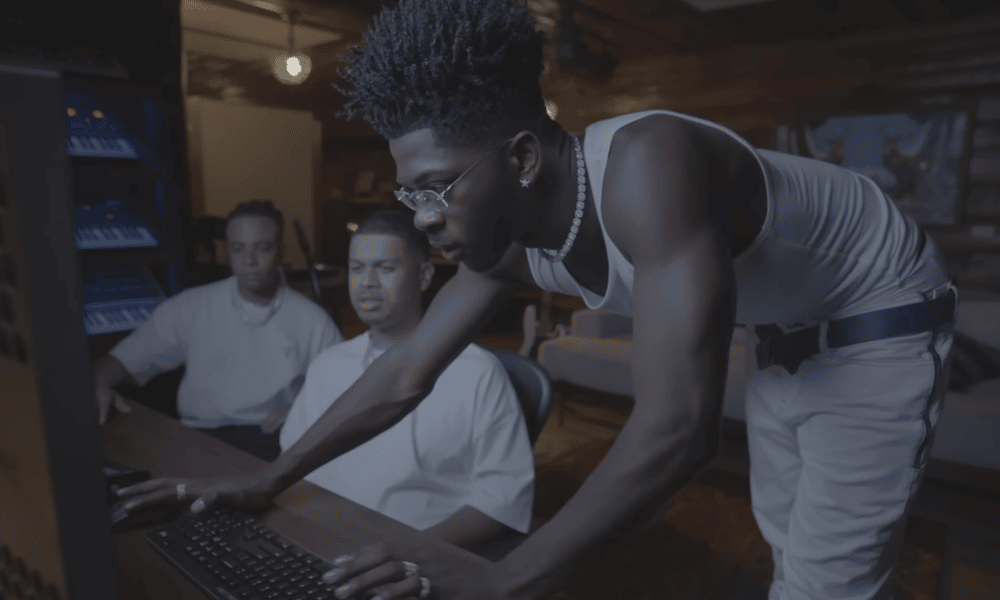 Lil Nas X lanza su video musical lleno de críticas a los premios BET