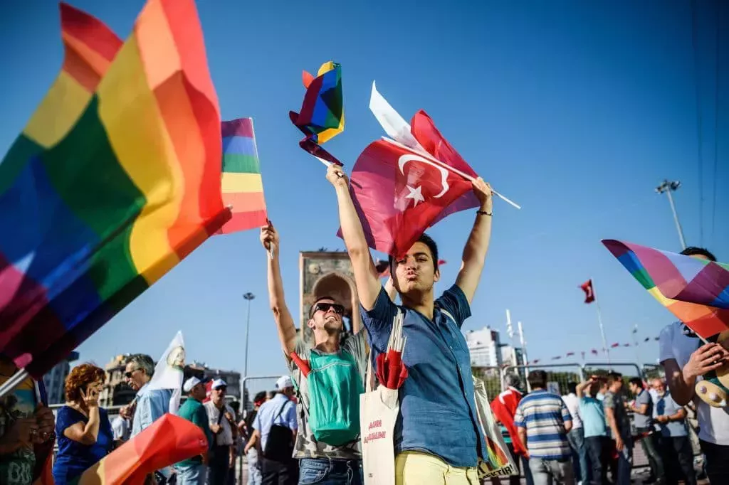 Los activistas del Orgullo de Estambul siguen desafiando a las autoridades que prohíben las celebraciones del Orgullo: 