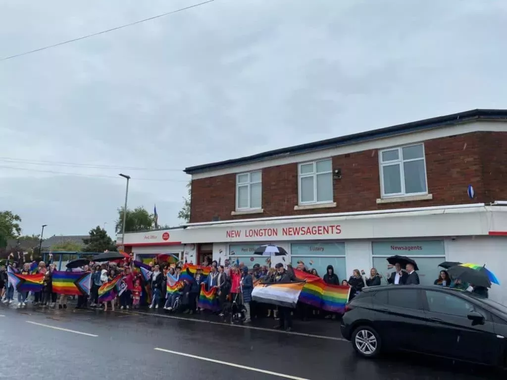 Los habitantes de un pueblo se reúnen en torno a una pareja gay atacada por homófobos en una conmovedora muestra de solidaridad