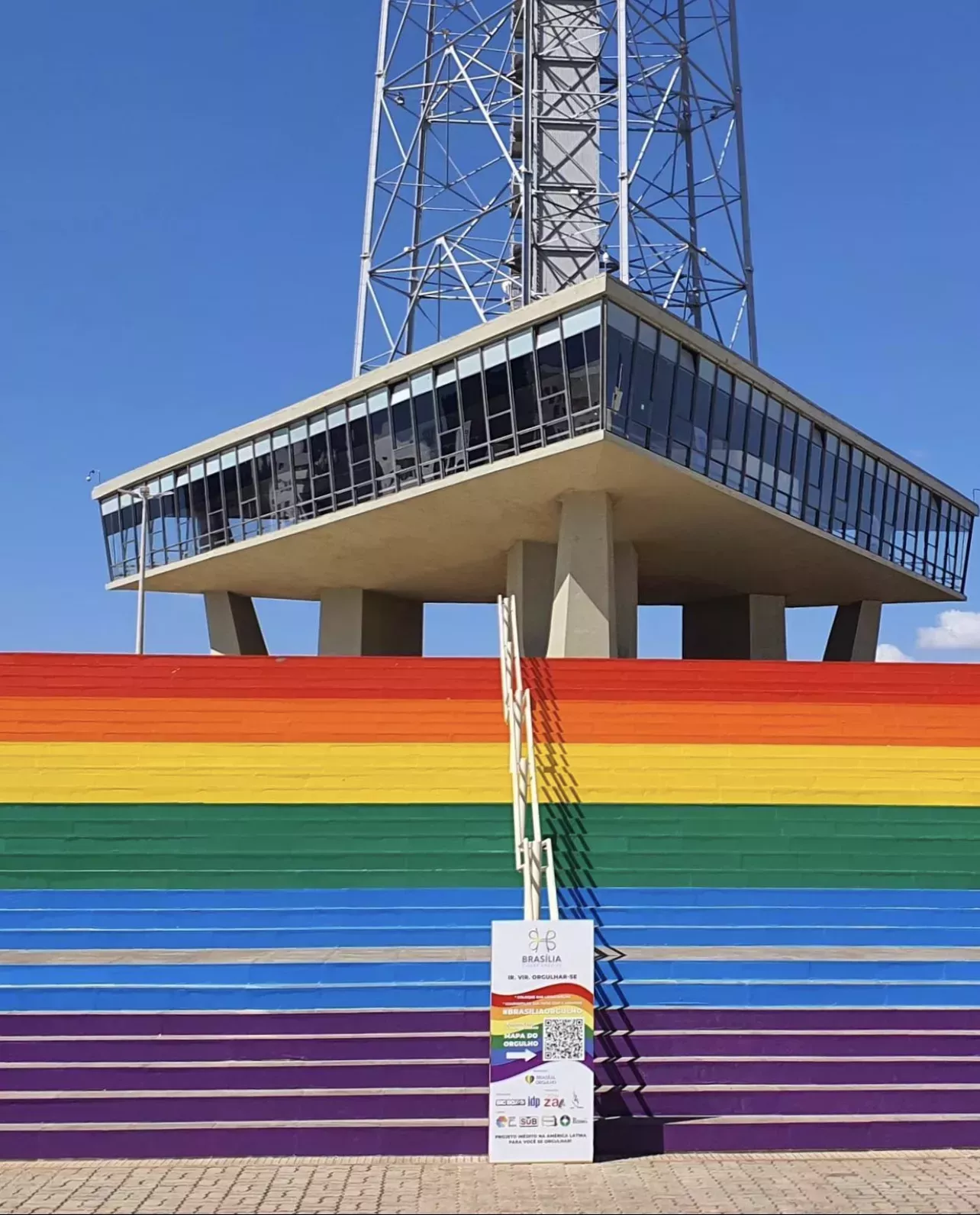 Los puntos turísticos de Brasilia se tiñen de los colores del arco iris para el Día del Orgullo LGBTQIA+