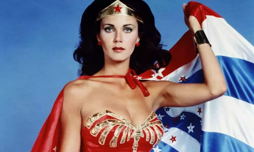 Lynda Carter calla a los intolerantes explicando exactamente por qué Wonder Woman 'es un icono queer'