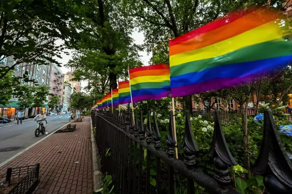 Más jóvenes hispanos estadounidenses se identifican como LGBTQ+ que nunca, según una encuesta