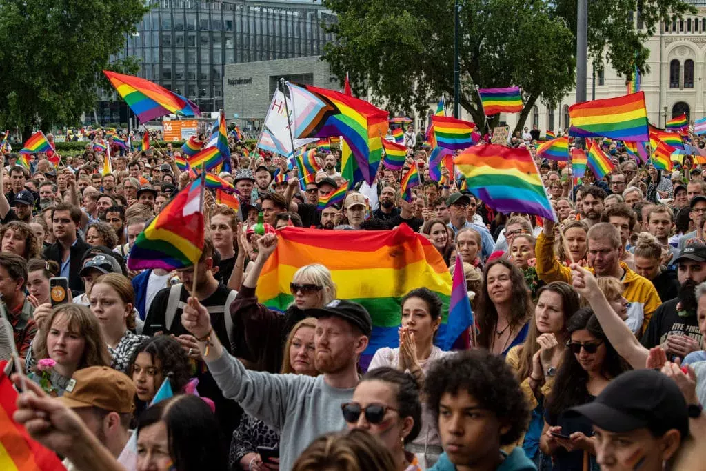 Miles de personas se reúnen en Oslo para honrar a las víctimas del tiroteo en una emotiva vigilia a pesar de los temores de la policía