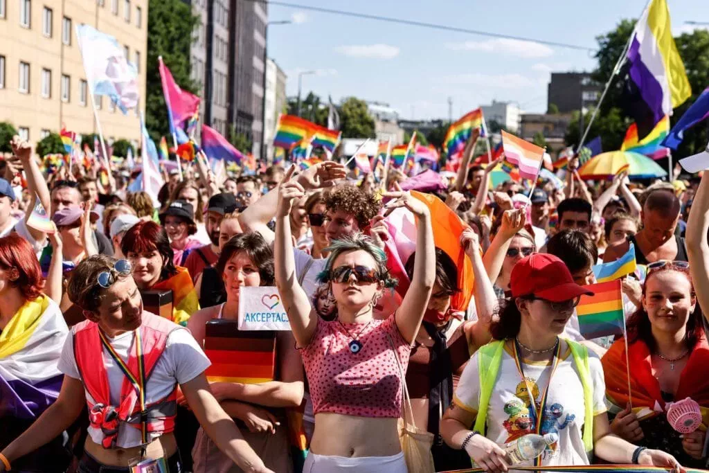 Miles de personas se reúnen en Varsovia para el desfile conjunto del orgullo LGBTQ+ polaco y ucraniano