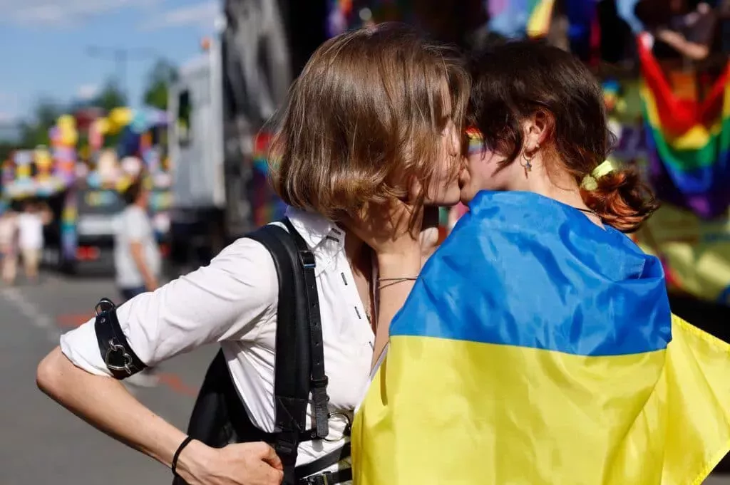 Miles de personas se reúnen en Varsovia para el desfile conjunto del orgullo LGBTQ+ polaco y ucraniano