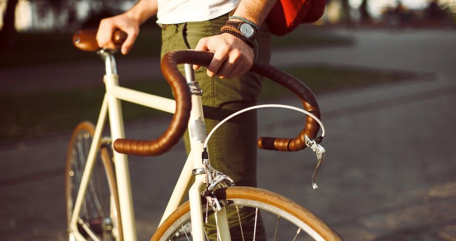 ¿No te impresionaría que una cita apareciera en bicicleta?