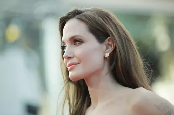  Angelina Jolie poses on the red carpet before the screening of 'The Tree of Life' 