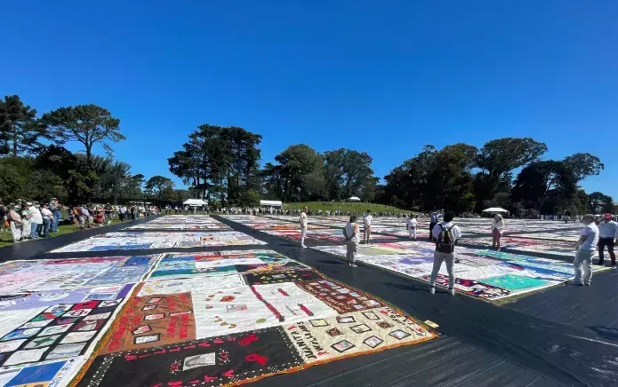 San Francisco expone el edredón conmemorativo del sida para conmemorar el 35º aniversario