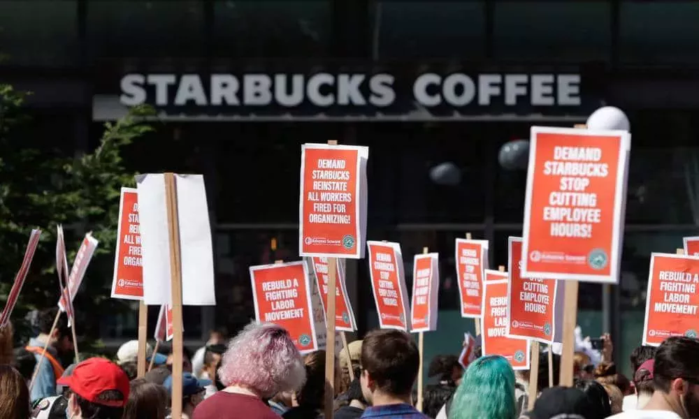 Starbucks amenaza con suprimir las prestaciones sanitarias a los transexuales en medio de una disputa sindical, según el personal