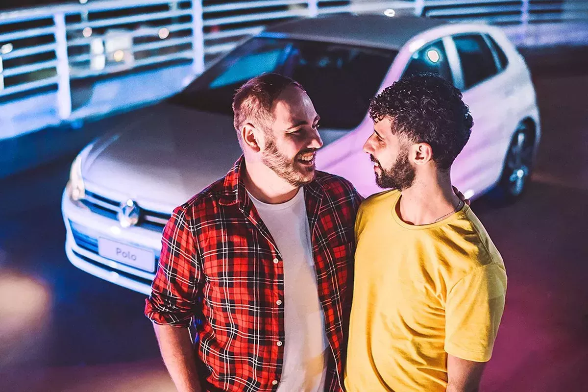 Un anuncio de Volkswagen con una pareja se convierte en objetivo de ataques homófobos