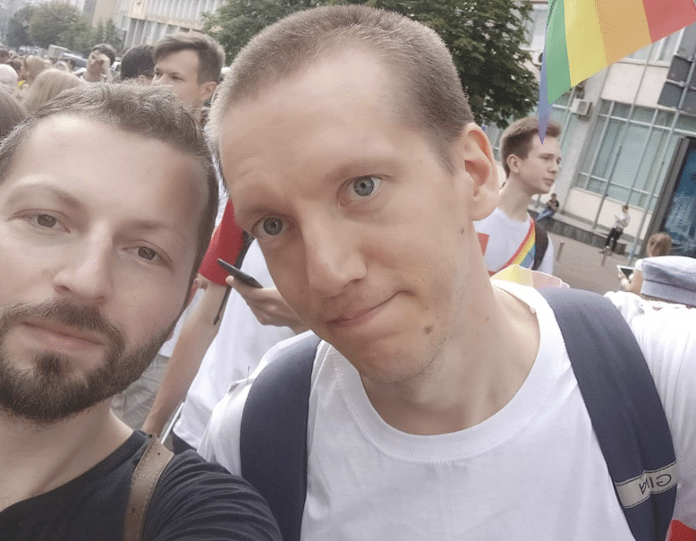 Una pareja ucraniana homosexual se une al frente para luchar contra Putin con un unicornio LGBTQ+ cosido en los uniformes