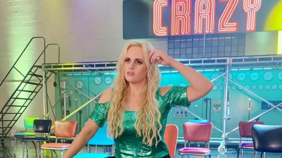 Rebel Wilson presenta por sorpresa a su novia en público