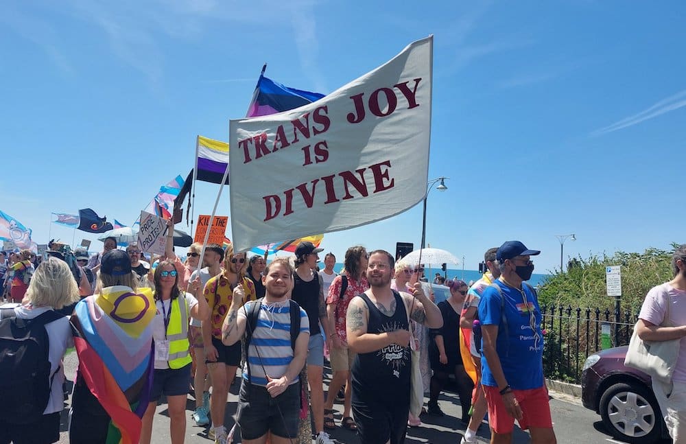 Miles de personas defienden los derechos de las personas trans en el Orgullo de Brighton