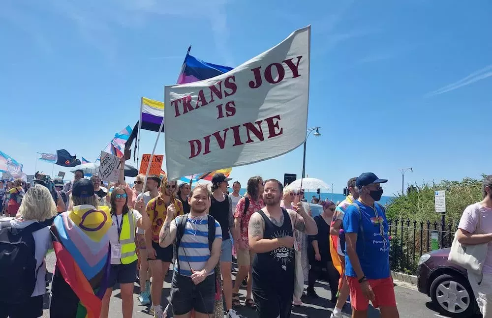 20.000 personas marchan por los derechos y la liberación de las personas trans en el Orgullo Trans de Brighton
