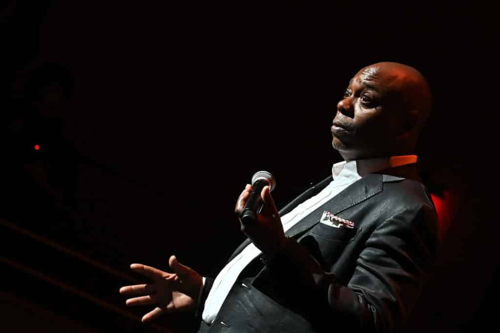 Dave Chappelle llama instrumentos de opresión a los adolescentes queer