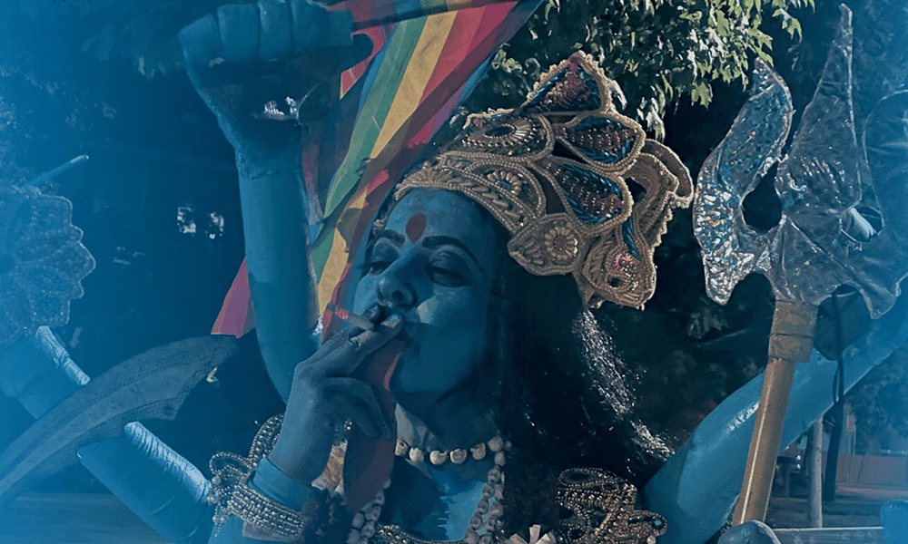El cartel de una película que muestra a la diosa Kali fumando y agitando la bandera del Orgullo desata una furiosa reacción