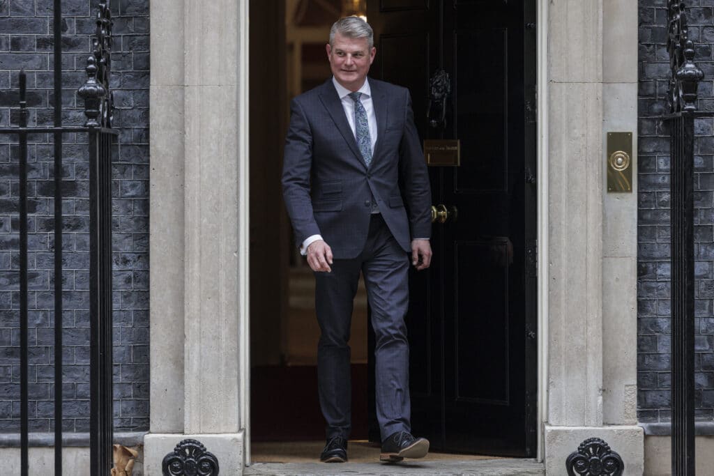 El ministro LGBTQ+ de mayor rango del Gobierno dimite en medio del escándalo