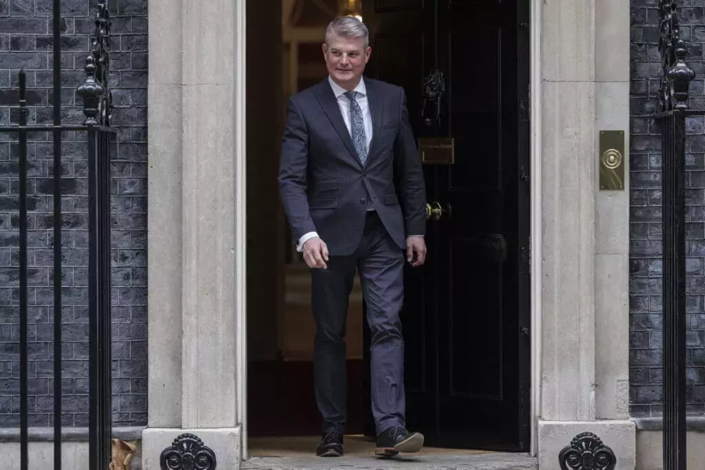 El ministro LGBTQ+ de mayor rango del Gobierno dimite por las acciones