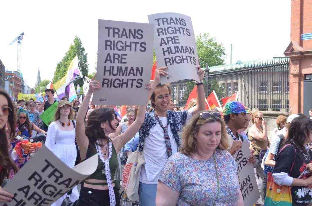 El Orgullo Trans e Intersexual de Dublín se llena de gente en las calles exigiendo el fin de la violencia