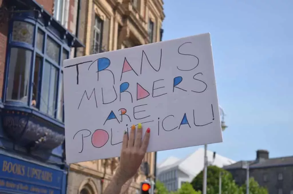 El Orgullo Trans e Intersexual de Dublín se llena de gente en las calles exigiendo el fin de la violencia