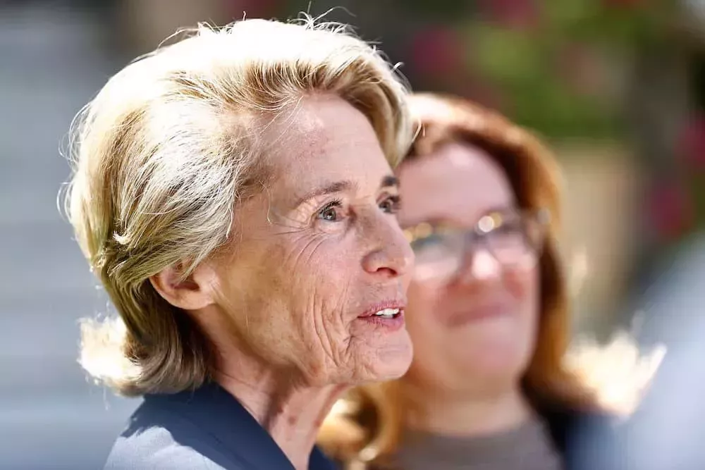 Francia: Personalidades públicas piden la dimisión de la ministra anti-LGBTQ+ Caroline Cayeux