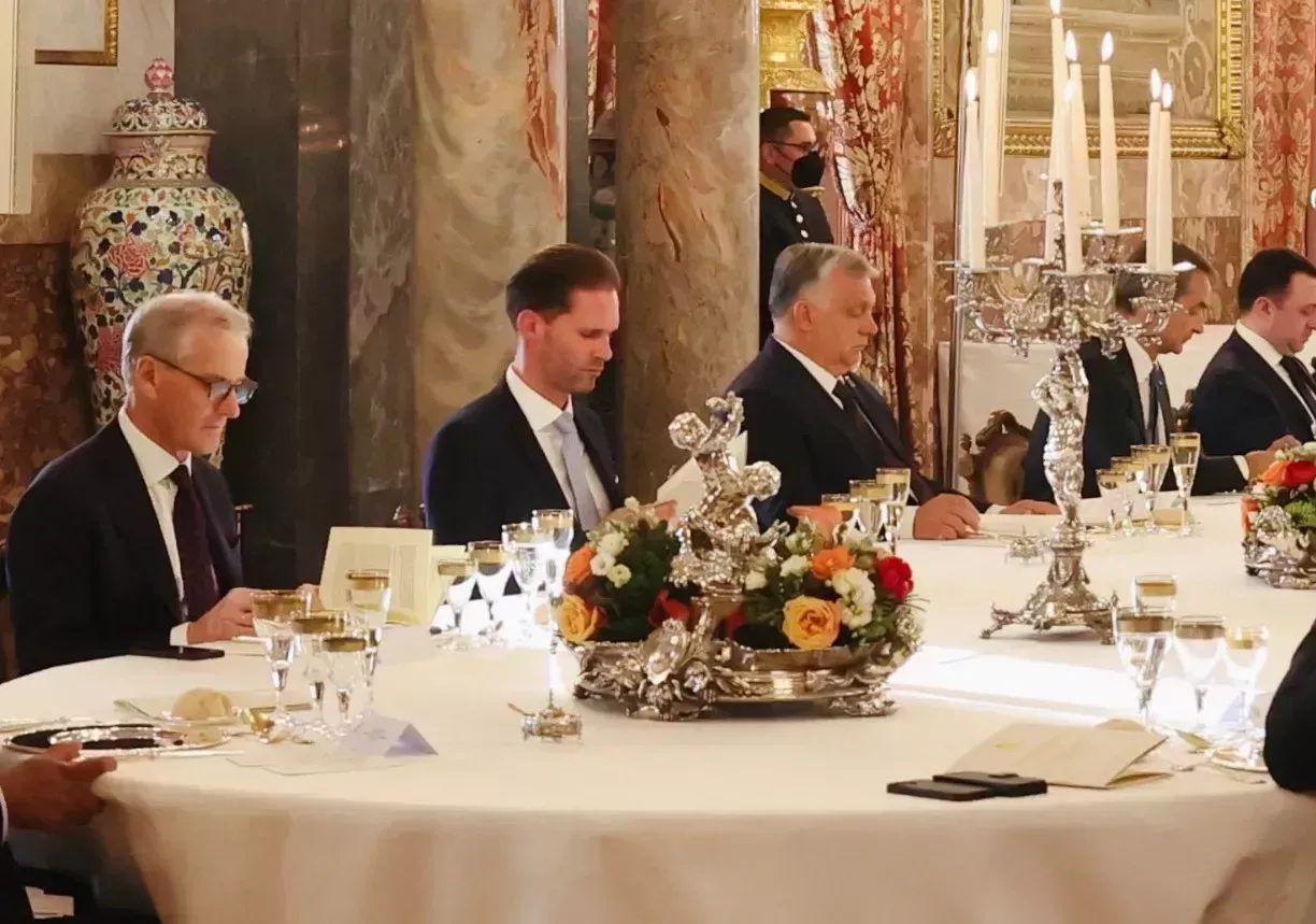 El marido del primer ministro de Luxemburgo sentado junto al homófobo Viktor Orbán en la OTAN