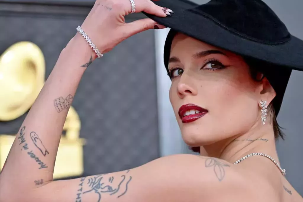 Halsey llama a los fans que abandonaron el concierto por el discurso sobre el aborto