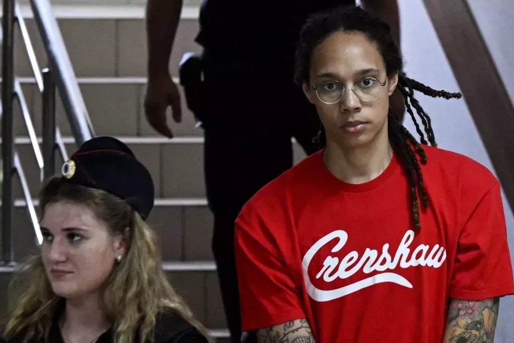 La baloncestista Brittney Griner se declara culpable de cargos de drogas en Rusia